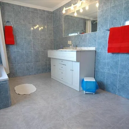 Sleeps 10 With Pool And Wifi Villa