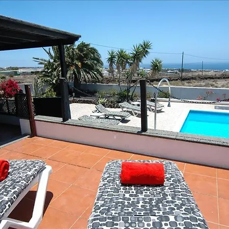 Villa Sleeps 10 With Pool And Wifi *